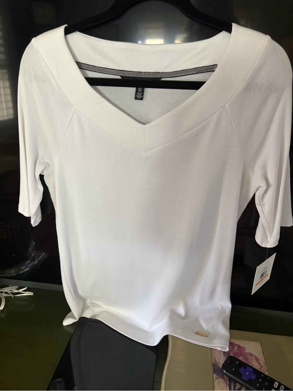 Ellen Tracy White V-Neck Short Sleeve Top